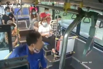 Bị nhắc nhở đeo khẩu trang, hành khách nhổ nước bọt vào nhân viên bán vé xe buýt