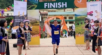 Hàng trăm VĐV tham gia Marathon Cung đường mùa vàng Mù Cang Chải