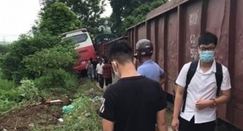 Tình trạng học sinh trong vụ va chạm giữa tàu hỏa và xe đưa đón