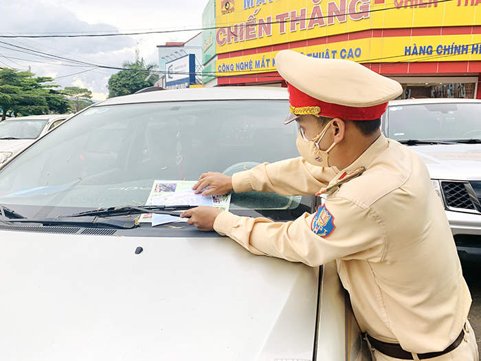 Đắk Nông: Dán thông báo phạt trên các phương tiện vi phạm giao thông -0