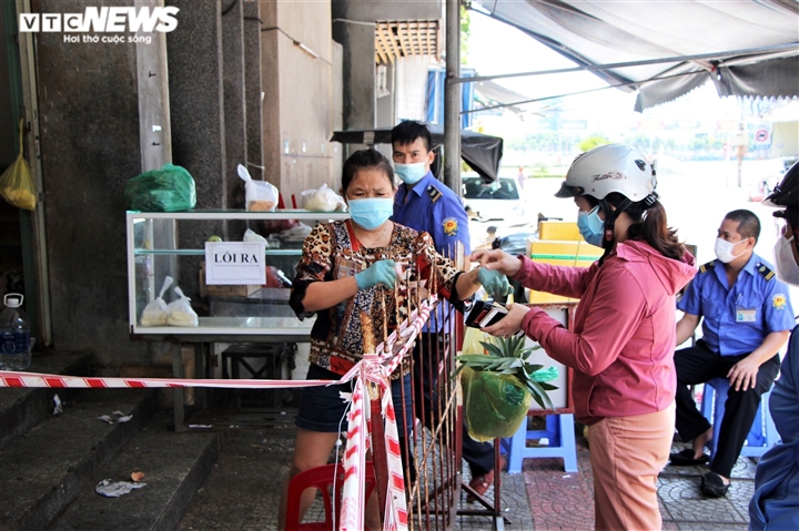Ngày đầu Đà Nẵng nới phong tỏa: Gia hạn giấy đi đường, chợ và tạp hóa mở cửa - 7