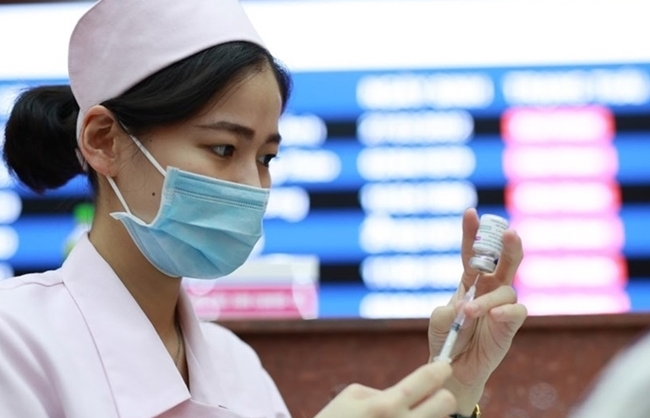 Hà Nội: Tiêm vaccine cho 100% người dân từ 18 tuổi trước 15/9