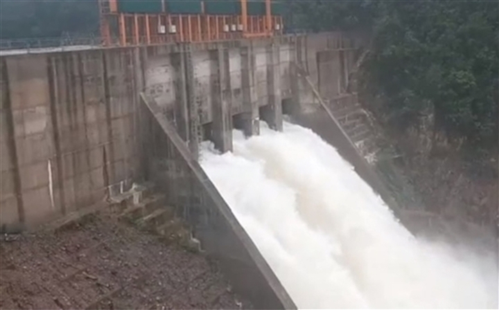 Ứng phó bão số 5, hàng loạt thủy điện ở Thừa Thiên - Huế xả nước - 1