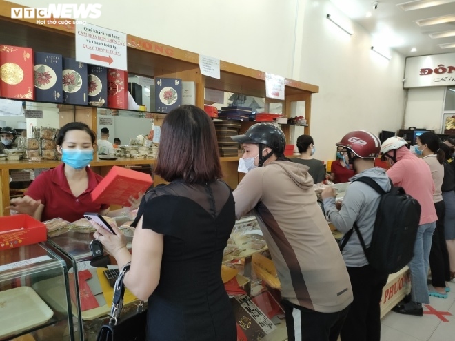 Ảnh: Người dân Hải Phòng rồng rắn xếp hàng mua bánh Trung thu truyền thống - 7