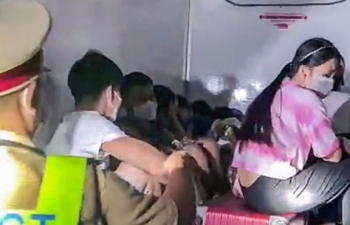 Dùng xe đông lạnh chở 15 người vượt chốt kiểm dịch ở Bình Thuận