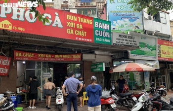 Khách Hà Nội xếp hàng chờ sửa xe, mua phở trong ngày đầu hàng quán mở cửa lại