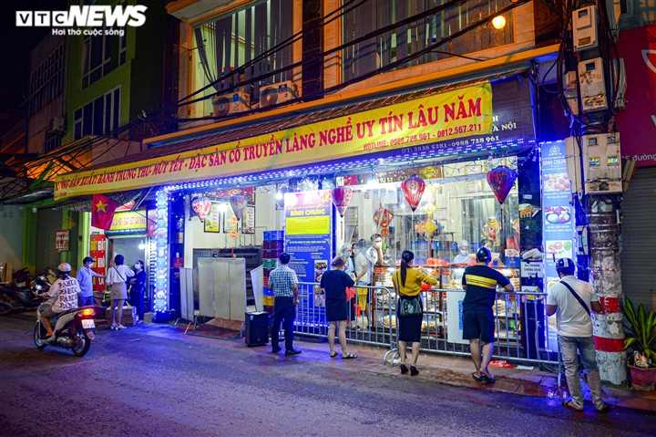 Hà Nội: Người dân xếp hàng cả giờ để được mua bánh trung thu - 1