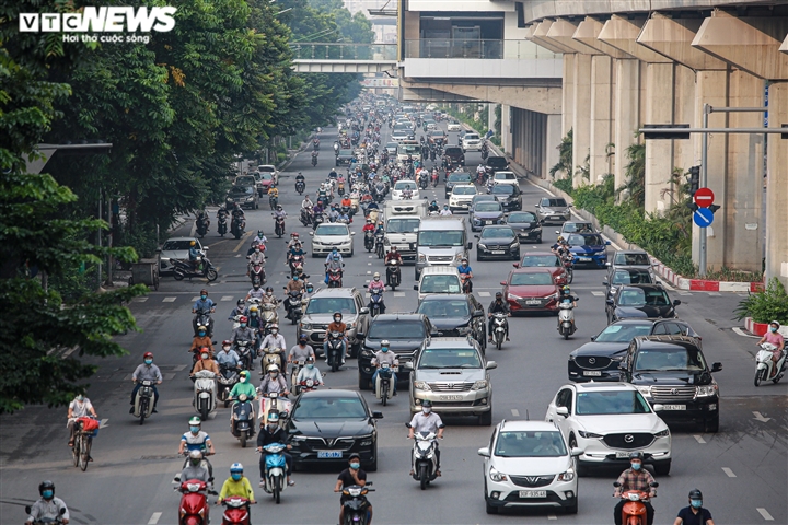 Ảnh: Ngày đầu nới lỏng, phố phường Hà Nội lại chật cứng xe cộ - 1