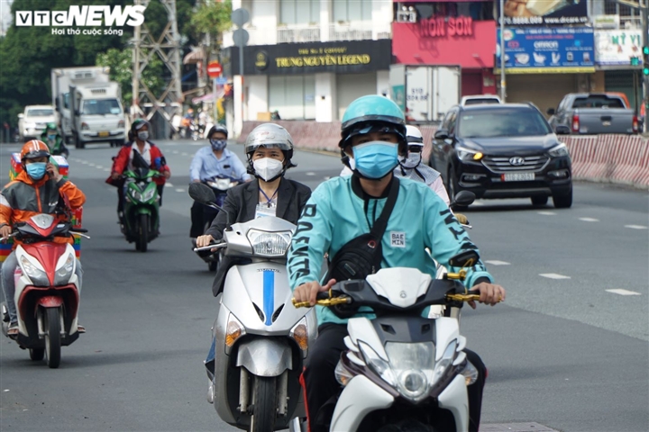 Đã hết 'phố vắng không một bóng người', đường phố TP.HCM đông đúc trở lại - 6