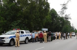 la ha noi vay ngan vay quay un un dat xe nguoc chieu truoc mat csgt