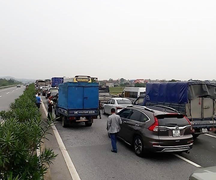 xe tai cho bi dam xe khach cao toc noi bai lao cai tac 20km