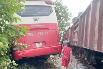 Xe chở học sinh va chạm với tàu hỏa ở Hà Nội do cố băng qua lối đi tự mở
