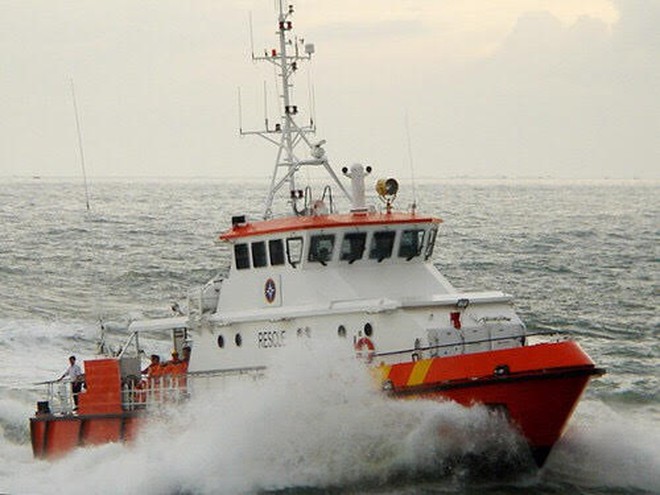 Kịp thời cứu sống 11 thuyền viên tàu chở hơn 4.500 tấn clinker bị chìm trên biển ảnh 1