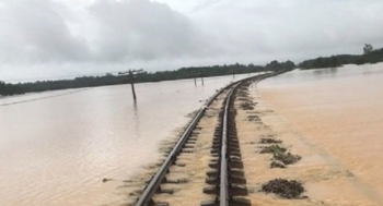 Đường sắt dừng tàu đi Vinh-Huế, quốc lộ ngập sâu, khuyến cáo xe không đi qua Quảng Bình
