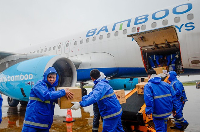 Bamboo Airways cấp tập đưa bác sĩ, hàng hóa y tế vào hỗ trợ đồng bào miền Trung ảnh 1