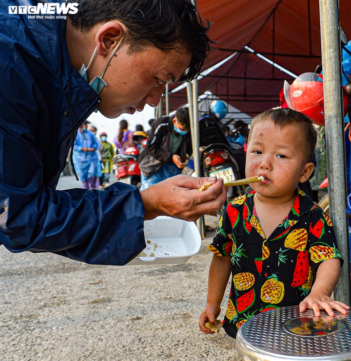 Ảnh: 500 người hồi hương ngồi bên lề đường Hà Nội ăn vội suất cơm tiếp tế - 7