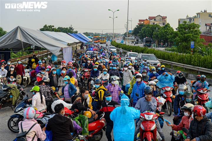 Ảnh: 500 người hồi hương ngồi bên lề đường Hà Nội ăn vội suất cơm tiếp tế  - 1