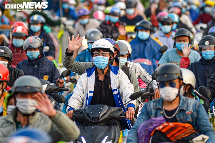 Ảnh: 500 người hồi hương ngồi bên lề đường Hà Nội ăn vội suất cơm tiếp tế  - 16