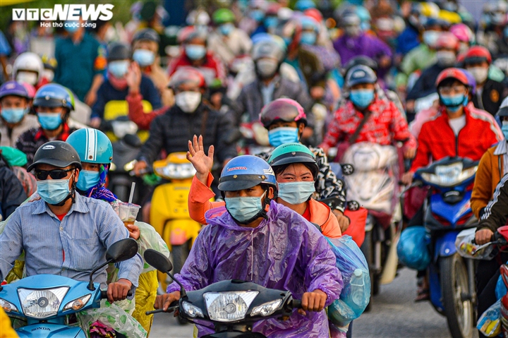 Ảnh: 500 người hồi hương ngồi bên lề đường Hà Nội ăn vội suất cơm tiếp tế  - 15