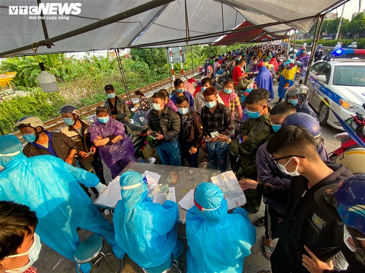 Ảnh: 500 người hồi hương ngồi bên lề đường Hà Nội ăn vội suất cơm tiếp tế  - 4