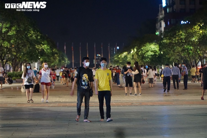 Ảnh: Phố đi bộ Nguyễn Huệ đông nghịt người ngày cuối tuần - 1