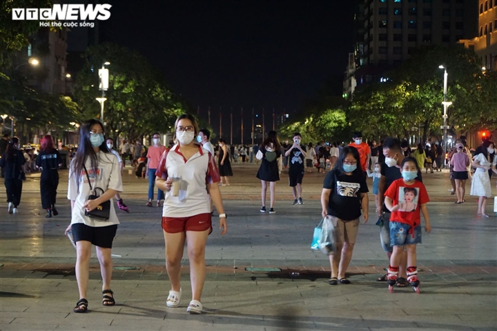 Ảnh: Phố đi bộ Nguyễn Huệ đông nghịt người ngày cuối tuần - 5