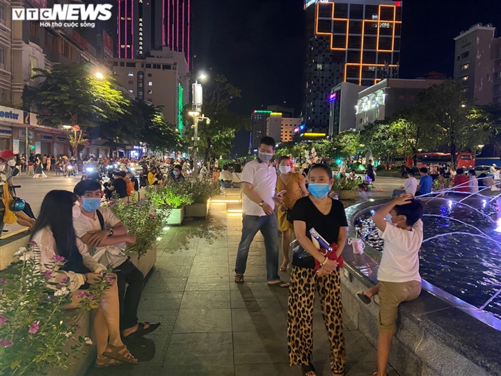 Ảnh: Phố đi bộ Nguyễn Huệ đông nghịt người ngày cuối tuần - 2