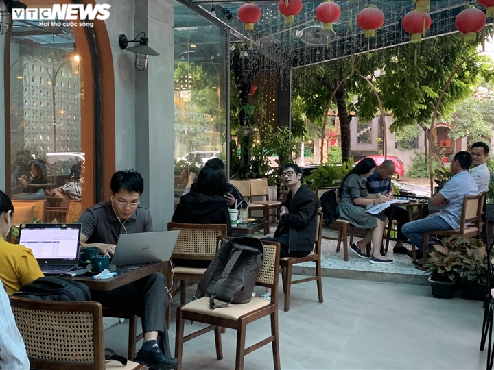 Quán cà phê Hà Nội chật cứng khách trong ngày đầu được bán tại chỗ - 14