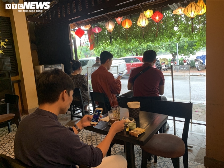 Quán cà phê Hà Nội chật cứng khách trong ngày đầu được bán tại chỗ - 12