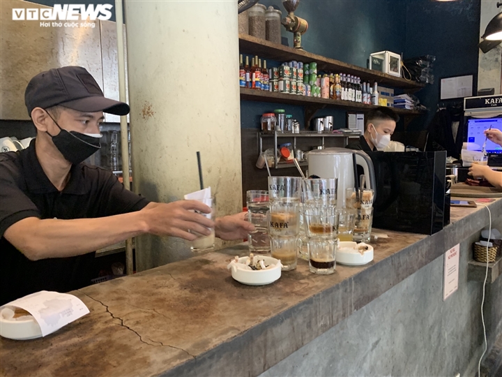 Quán cà phê Hà Nội chật cứng khách trong ngày đầu được bán tại chỗ - 10