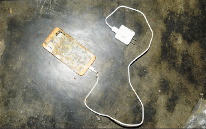 Nghệ An: Học sinh lớp 5 tử vong do điện thoại phát nổ khi học online - 1
