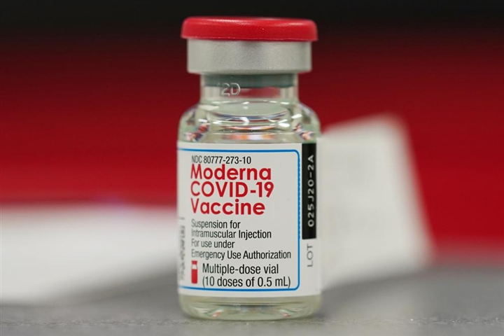 Mỹ dùng nửa liều vaccine Moderna tiêm mũi thứ ba cho dân - 1