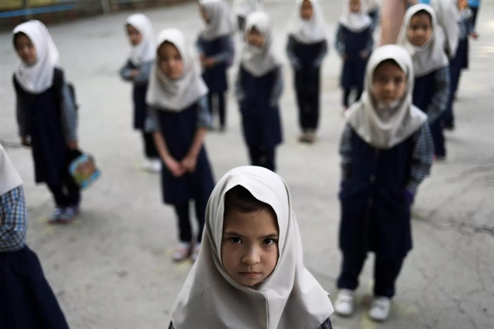 Nữ sinh Afghanistan: ‘Tại sao chúng em không thể đi học?’ - 2