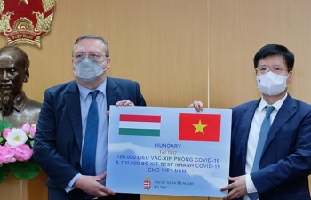 Tiếp nhận 100.000 liều vaccine và 100.000 kit xét nghiệm nhanh do Chính phủ Hungary trao tặng