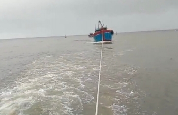 Vượt sóng to gió lớn cứu 9 ngư dân trên tàu cá bị hỏng máy, dạt vào bãi đá ngầm