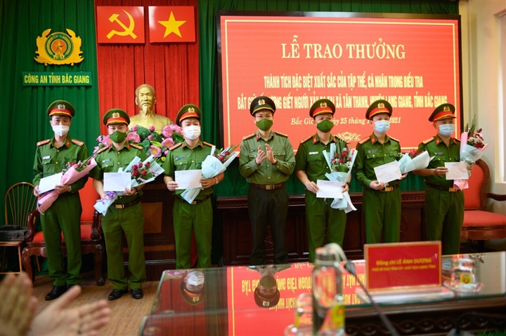 Khen thưởng tập thể, cá nhân phá vụ án nghịch tử giết bố mẹ, em gái ở Bắc Giang - 1