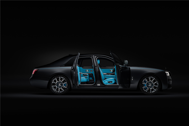Trình làng siêu xe Rolls-Royce Black Badge Ghost mang sắc đen thuần khiết - 4
