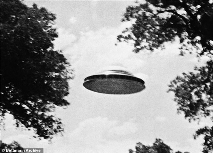 ‘Cuộc chiến’ trên không của UFO gieo bệnh bí ẩn cho những ai chứng kiến? - 2