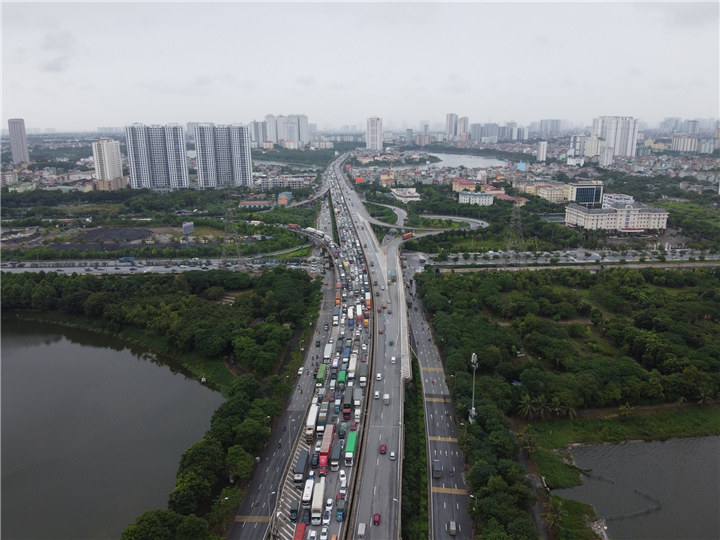 Hà Nội: 4 ô tô tông liên hoàn, đường Vành đai 3 trên cao tắc cứng 15km - 7