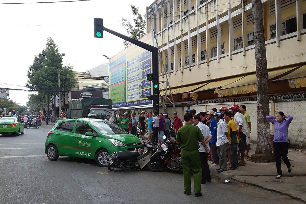 taxi mai linh lua hang loat xe may nhieu nguoi la het keu cuu