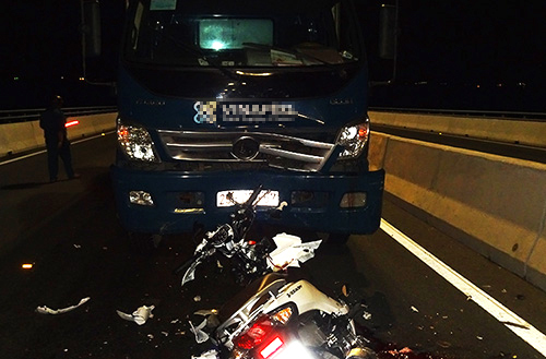 xe may nguoc chieu dam oto tren cau cao lanh hai nu sinh tu vong