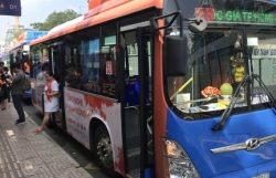 xe buyt dam taxi do tren cao toc hong kong it nhat 5 nguoi chet