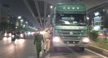 Lái xe chở quá tải “cố thủ” trong cabin, thanh niên lạ quay video CSGT