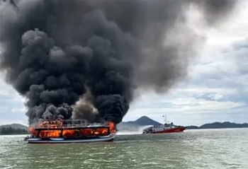Tàu thủy đang chở khách bốc cháy giữa biển Cửa Đại có còn hạn đăng kiểm?
