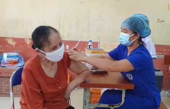 Hai mũi vaccine COVID-19 đầu tiêm trộn, mũi ba nên tiêm loại nào?