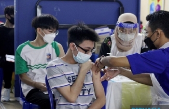 Malaysia tăng tốc độ tiêm chủng, số ca bệnh COVID-19 gần 2,5 triệu người