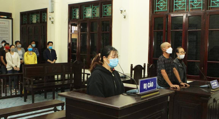 Thái Bình: Cô gái nhét giẻ vào miệng bé trai lĩnh án 21 tháng tù - 1