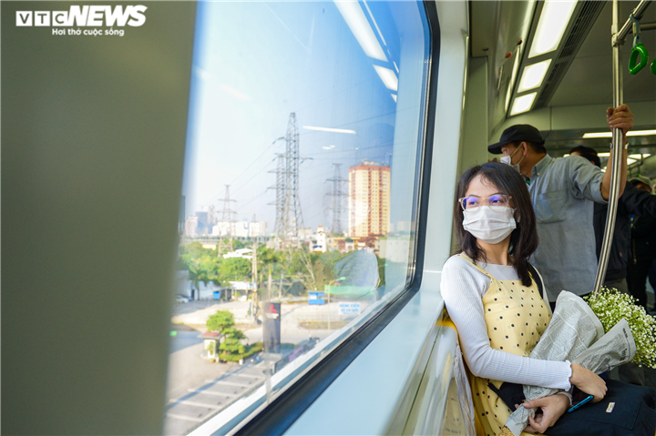 Ảnh: Tàu điện trên cao Cát Linh - Hà Đông 'hút' giới trẻ dịp cuối tuần - 3