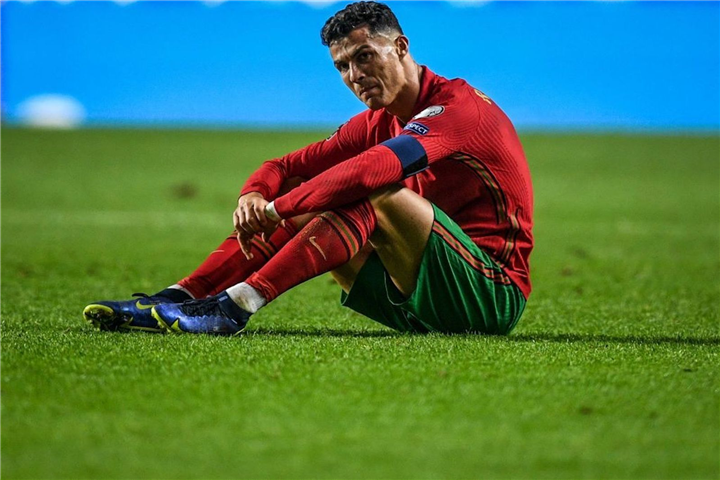Ronaldo bật khóc trong ngày Bồ Đào Nha mất vé đến thẳng World Cup 2022 - 2