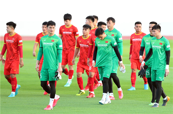 Chuẩn bị AFF Cup, tuyển Việt Nam tập trên mặt sân đẹp như Ngoại hạng Anh - 1